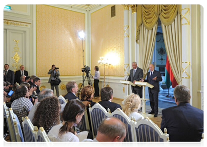 Vladimir Putin and Mikhail Myasnikovich holding a joint news conference following a meeting of the Council of Ministers of the Union State|15 august, 2011|18:54