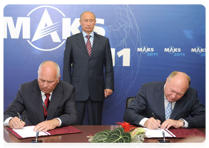 Prime Minister Vladimir Putin attends a contract-signing ceremony at the MAKS international air show|17 august, 2011|19:58