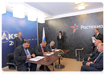 Prime Minister Vladimir Putin attends a contract-signing ceremony at the MAKS international air show|17 august, 2011|19:58