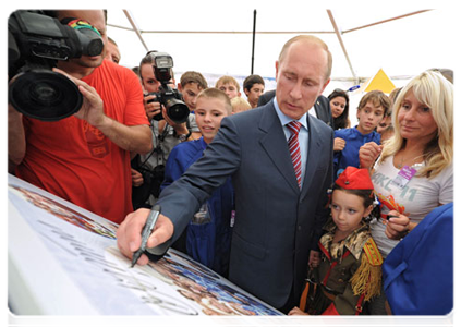 Prime Minister Vladimir Putin at the pavilion of the Clear Prop open festival of children's creative endeavours in Moscow|17 august, 2011|20:54