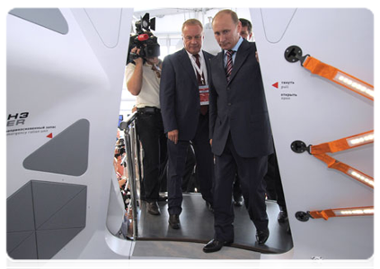 Prime Minister Vladimir Putin tours the MAKS 2011 international air show, showcasing the latest in aerospace technology produced by Russian and foreign companies|17 august, 2011|21:37