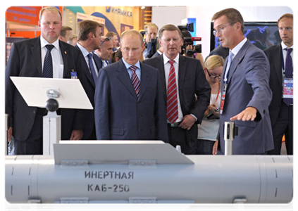 Prime Minister Vladimir Putin tours the MAKS 2011 international air show, showcasing the latest in aerospace technology produced by Russian and foreign companies|17 august, 2011|21:38