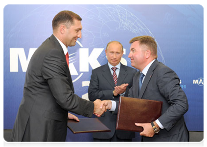 Prime Minister Vladimir Putin attends a contract-signing ceremony at the MAKS international air show|17 august, 2011|17:38