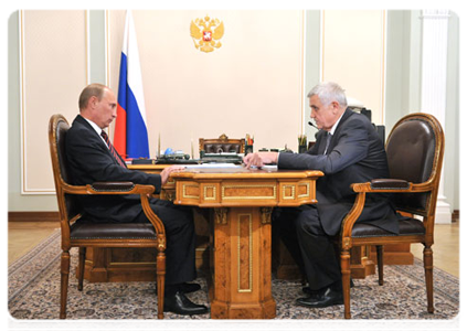 Prime Minister Vladimir Putin meets with Vladimir Region Governor Nikolai Vinogradov|18 august, 2011|19:00