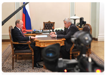 Prime Minister Vladimir Putin meets with Vladimir Region Governor Nikolai Vinogradov|18 august, 2011|19:00