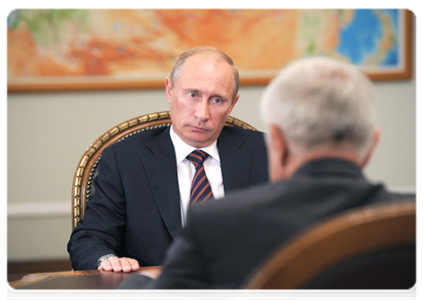 Prime Minister Vladimir Putin meets with Vladimir Region Governor Nikolai Vinogradov|18 august, 2011|19:00