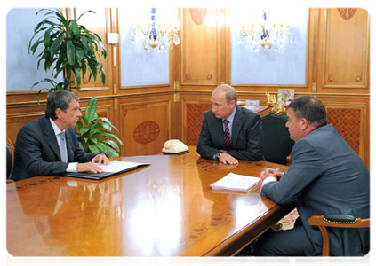 Prime Minister Vladimir Putin meeting with Deputy Prime Minister Igor Sechin and Minister of Defence Anatoly Serdyukov to discuss the placement of state defence contracts with a number of United Shipbuilding Corporation enterprises|19 august, 2011|18:07