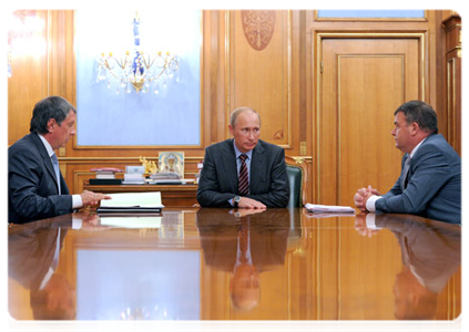 Prime Minister Vladimir Putin meeting with Deputy Prime Minister Igor Sechin and Minister of Defence Anatoly Serdyukov to discuss the placement of state defence contracts with a number of United Shipbuilding Corporation enterprises|19 august, 2011|18:08