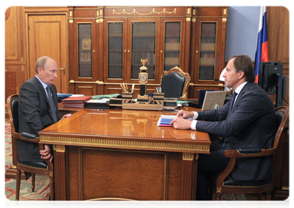 Prime Minister Vladimir Putin at a working meeting with the governor of the Krasnoyarsk Territory Lev Kuznetsov|22 august, 2011|13:46