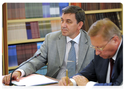 Director of the Department of Science, High Technology and Education of the Government of the Russian Federation Alexander Khlunov and Rector of Moscow State University of Civil Engineering Valery Telichenko|24 august, 2011|16:27