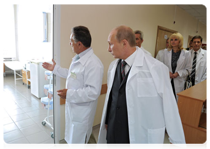 Prime Minister Vladimir Putin visits the regional clinical hospital in Smolensk|25 august, 2011|18:51