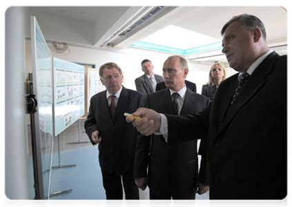 Prime Minister Vladimir Putin sees how construction work is progressing on the Smolensk Federal Medical Centre for Traumatology, Orthopaedics and Endoprosthesis|25 august, 2011|18:55