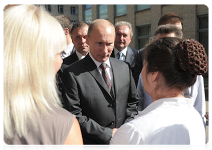 After the visit to Smolensk’s regional clinical hospital, Prime Minister Vladimir Putin spoke with residents of the city|25 august, 2011|19:01