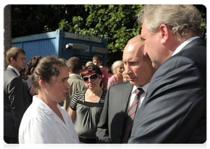 After the visit to Smolensk’s regional clinical hospital, Prime Minister Vladimir Putin spoke with residents of the city|25 august, 2011|19:01