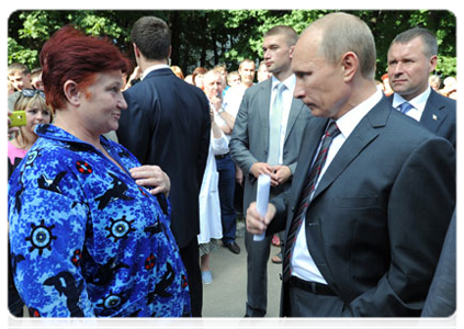 After the visit to Smolensk’s regional clinical hospital, Prime Minister Vladimir Putin spoke with residents of the city|25 august, 2011|19:01