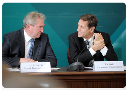 Deputy Prime Minister Alexander Zhukov and Smolensk Region Governor Sergei Antufyev at a meeting on healthcare modernisation|25 august, 2011|19:03