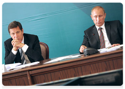 Prime Minister Vladimir Putin and Deputy Prime Minister Alexander Zhukov at a meeting on healthcare modernisation|25 august, 2011|19:04