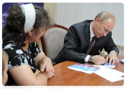 Prime Minister Vladimir Putin meeting with winners of the Popular Front primaries in the Smolensk Region and receiving members of the public at the community liaison office of the United Russia party chairman|25 august, 2011|22:42