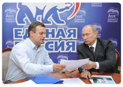 Prime Minister Vladimir Putin meeting with winners of the Popular Front primaries in the Smolensk Region and receiving members of the public at the community liaison office of the United Russia party chairman|25 august, 2011|22:42