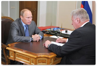 Prime Minister Vladimir Putin meets with Mikhail Shmakov, Chairman of the Federation of Independent Trade Unions of Russia