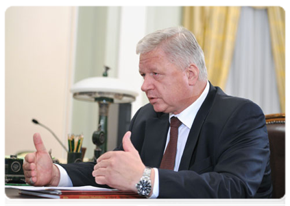 Mikhail Shmakov, Chairman of the Federation of Independent Trade Unions of Russia, at a meeting with Prime Minister Vladimir Putin|29 august, 2011|11:22