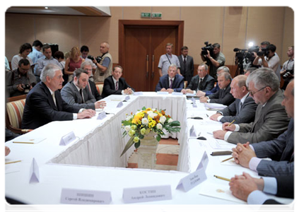 Prime Minister Vladimir Putin meeting with chief executives of ExxonMobil in Sochi|30 august, 2011|18:41