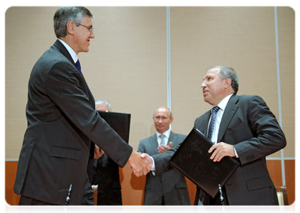 At the end of the meeting, an agreement on strategic cooperation between Rosneft and ExxonMobil was signed in the presence of Prime Minister Vladimir Putin|30 august, 2011|19:18