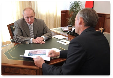 Prime Minister Vladimir Putin meets with Trans-Baikal Territory Governor Ravil Geniatulin