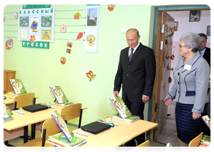 Prime Minister Vladimir Putin visiting School No. 29, named after Pyotr Zabrodin, in Podolsk|1 september, 2011|14:37