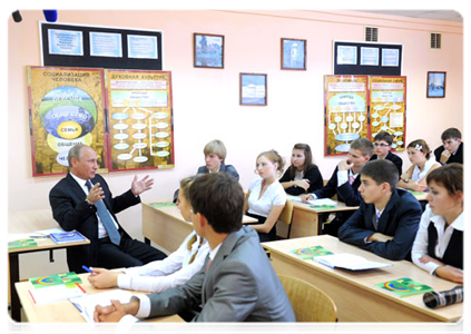 Prime Minister Vladimir Putin visits with an 11th-year social science class at Podolsk|1 september, 2011|15:39