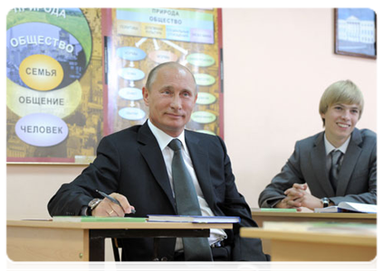 Prime Minister Vladimir Putin visits with an 11th-year social science class at Podolsk|1 september, 2011|15:44