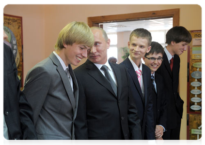 Prime Minister Vladimir Putin visits with an 11th-year social science class at Podolsk|1 september, 2011|15:44