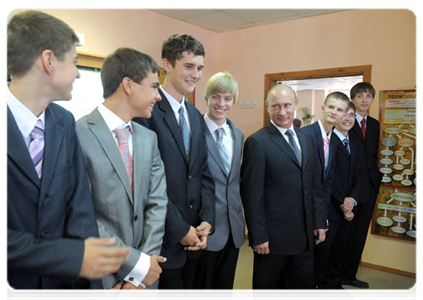 Prime Minister Vladimir Putin visits with an 11th-year social science class at Podolsk|1 september, 2011|15:44