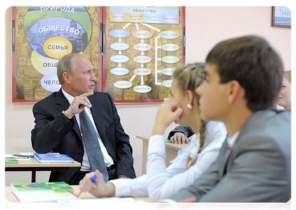 Prime Minister Vladimir Putin visits with an 11th-year social science class at Podolsk|1 september, 2011|15:44