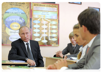 Prime Minister Vladimir Putin visits with an 11th-year social science class at Podolsk|1 september, 2011|15:44