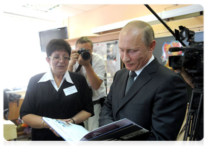 Prime Minister Vladimir Putin visits with an 11th-year social science class at Podolsk|1 september, 2011|15:44