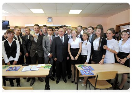 Prime Minister Vladimir Putin visits with an 11th-year social science class at Podolsk|1 september, 2011|15:44