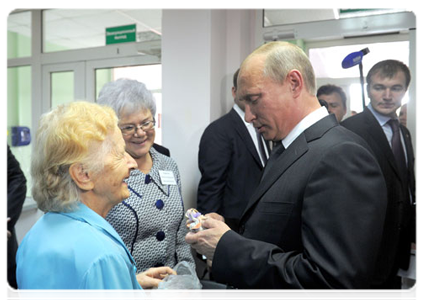 After touring the school, the prime minister talked to some Podolsk residents, including students' parents|1 september, 2011|15:44