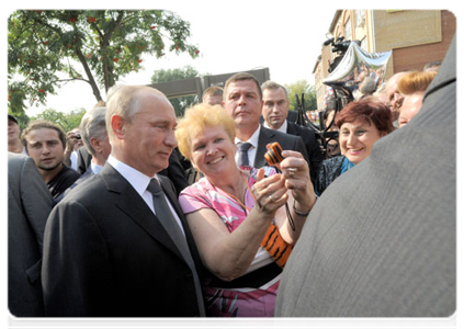 After touring the school, the prime minister talked to some Podolsk residents, including students' parents|1 september, 2011|15:45