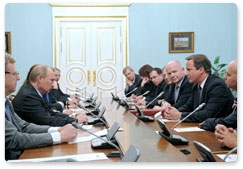 Prime Minister Vladimir Putin meets with British Prime Minister David Cameron