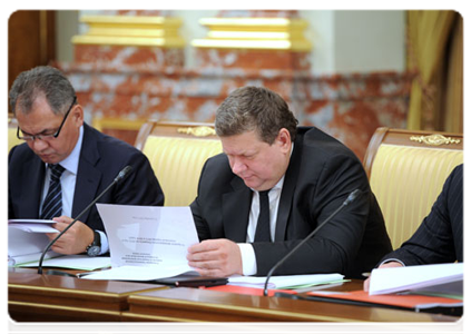 Minister of Civil Defence, Emergencies and Disaster Relief Sergei Shoigu and Chairman of the Federation Council Budget Committee Yevgeny Bushmin|12 september, 2011|20:28