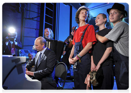 Prime Minister Vladimir Putin visits the State Theatre of Nations|15 september, 2011|17:22