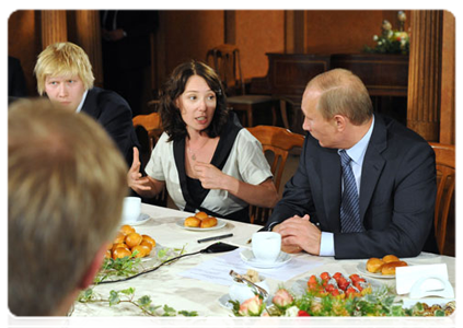 Vladimir Putin talking to young actors and theatre directors during his visit to the State Theatre of Nations|15 september, 2011|18:09