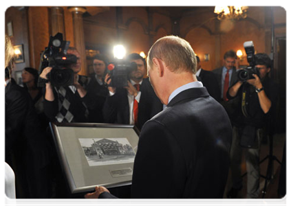 The drama company of the State Theatre of Nations presented Vladimir Putin with an engraving of the image of the theatre|15 september, 2011|18:09