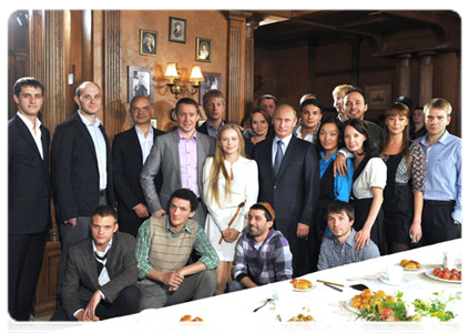 Vladimir Putin talking to young actors and theatre directors during his visit to the State Theatre of Nations|15 september, 2011|18:09