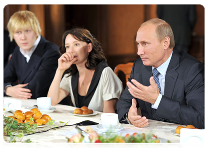 Vladimir Putin talking to young actors and theatre directors during his visit to the State Theatre of Nations|15 september, 2011|18:09