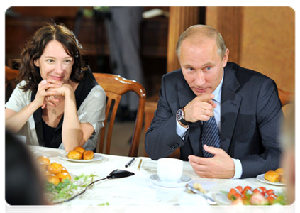 Vladimir Putin talking to young actors and theatre directors during his visit to the State Theatre of Nations|15 september, 2011|18:09