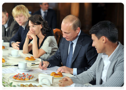 Vladimir Putin talking to young actors and theatre directors during his visit to the State Theatre of Nations|15 september, 2011|18:09