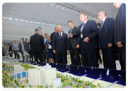 Prime Minister Vladimir Putin visiting innovation project displays from various regions at the X International Investment Forum Sochi-2011|16 september, 2011|15:41