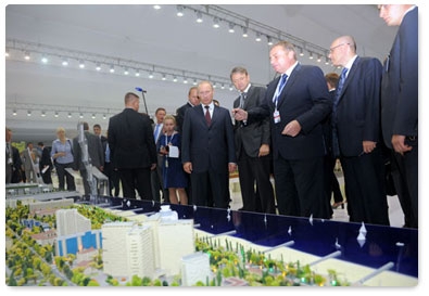 Prime Minister Vladimir Putin arrived at the X International Investment Forum in Sochi and visited innovation project displays from various regions